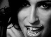 Keindahan Persahabatan dalam Lirik Lagu ‘Best Friends Right’ – Amy Winehouse